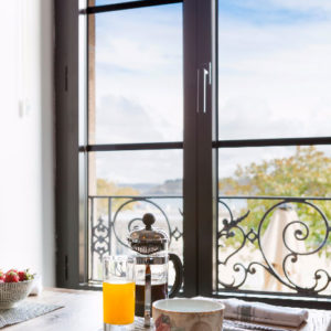 Les pieds sous la table